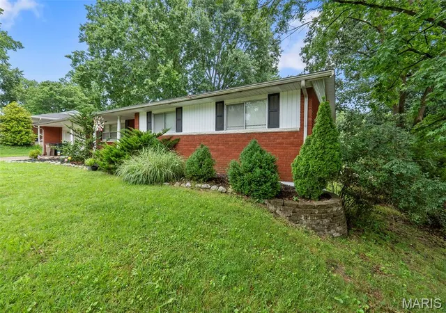 Photo 2 of Single family home for sale at 1835 Westridge Dr, Cape Girardeau, MO 63701 | MLS# MIS26042487 | Listing updated on 2026-09-21