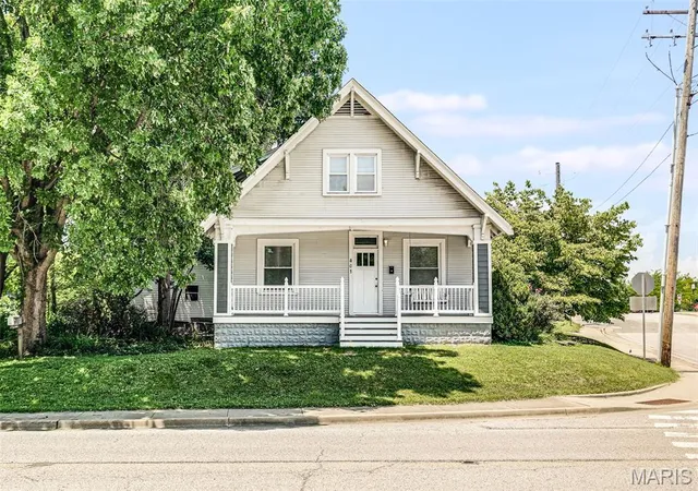 Homes for sale in Edwardsville, IL | 401 Plum St, Edwardsville, IL 62025 | MLS# MIS26042509