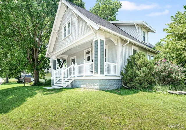 Homes for sale in Edwardsville, IL | 401 Plum St, Edwardsville, IL 62025 | MLS# MIS26042509
