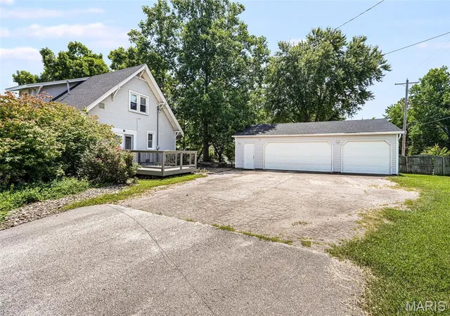 Homes for sale in Edwardsville, IL | 401 Plum St, Edwardsville, IL 62025 | MLS# MIS26042509