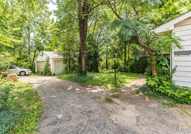 Photo 3 of Single family home for sale at 13204 Tablerock Dr, St Louis, MO 63122 | MLS# MIS26042527 | Listing updated on 2026-10-19