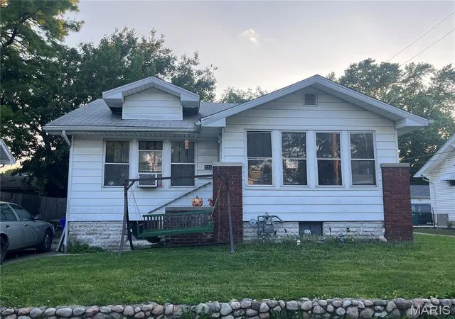 Homes for sale in Decatur, IL | 231 S 19 St, Decatur, IL 62521 | MLS# MIS26042536