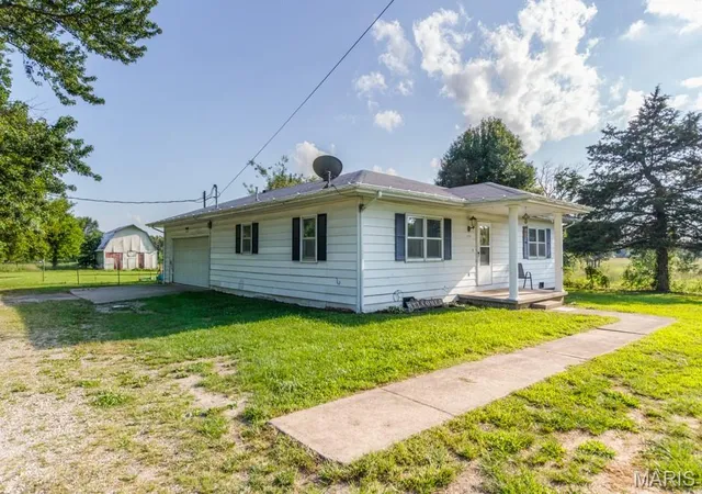Homes for sale in Lebanon, MO | 23128 Hwy 32, Lebanon, MO 65536 | MLS# MIS26042543