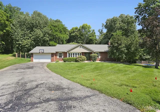 Homes for sale in Collinsville, IL | 9 Robin Ln, Collinsville, IL 62234 | MLS# MIS26042558