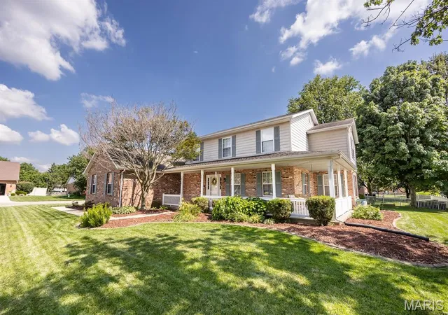 Homes for sale in Belleville, IL | 310 Meadowlark Ln, Belleville, IL 62220 | MLS# MIS26042559