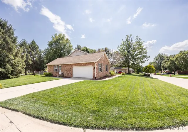 Homes for sale in Belleville, IL | 310 Meadowlark Ln, Belleville, IL 62220 | MLS# MIS26042559