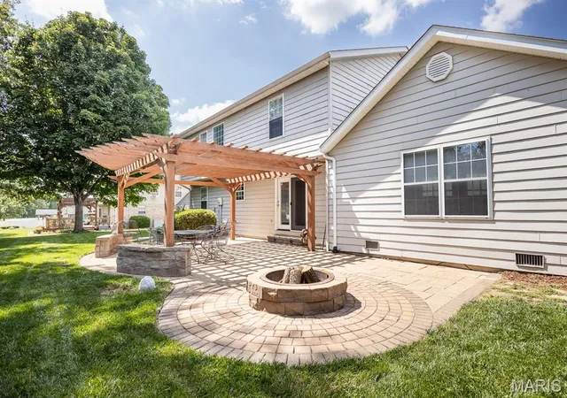 Photo 3 of Sale Pending at 310 Meadowlark Ln, Belleville, IL 62220 | MLS# MIS26042559 | Listing updated on 2026-10-19