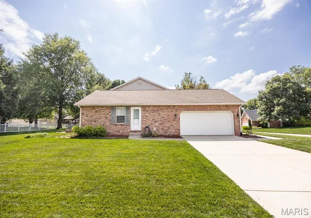 Homes for sale in Belleville, IL | 310 Meadowlark Ln, Belleville, IL 62220 | MLS# MIS26042559