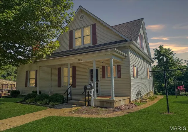 Homes for sale in Washington, MO | 305 E Main St, Washington, MO 63090 | MLS# MIS26042562