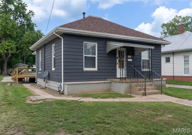 Homes for sale in Duquoin, IL | 511 Washington St, Duquoin, IL 62832 | MLS# MIS26042597