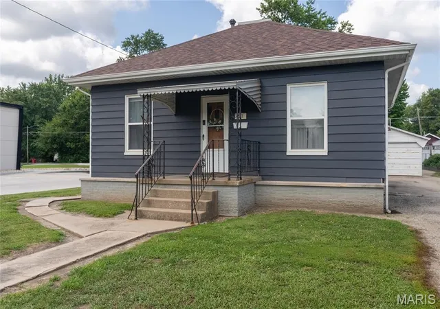 Homes for sale in Duquoin, IL | 511 Washington St, Duquoin, IL 62832 | MLS# MIS26042597