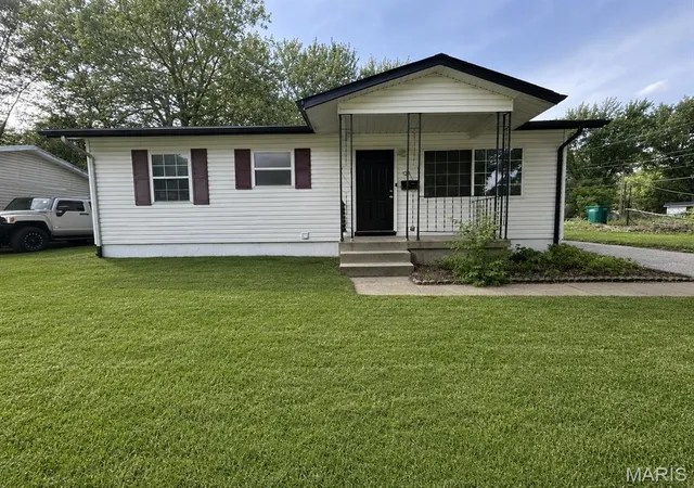 Homes for sale in Cahokia, IL | 121 Saint Dorothy Dr, Cahokia, IL 62206 | MLS# MIS26042607
