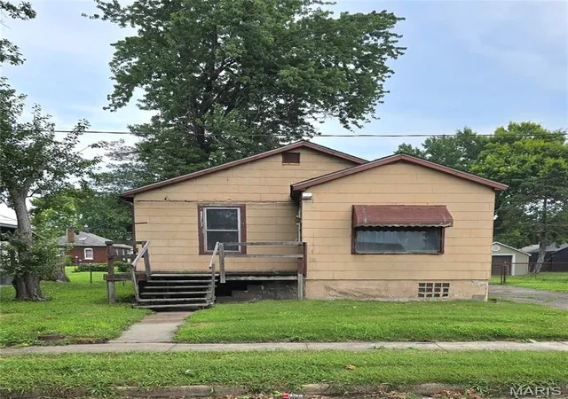 Homes for sale in Granite City, IL | 2327 E 25th St, Granite City, IL 62040 | MLS# MIS26042618