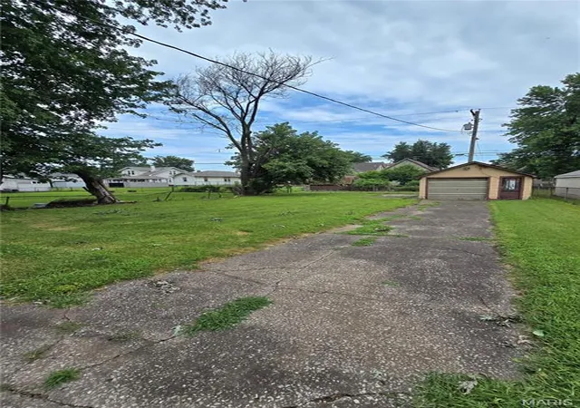 Homes for sale in Granite City, IL | 2327 E 25th St, Granite City, IL 62040 | MLS# MIS26042618