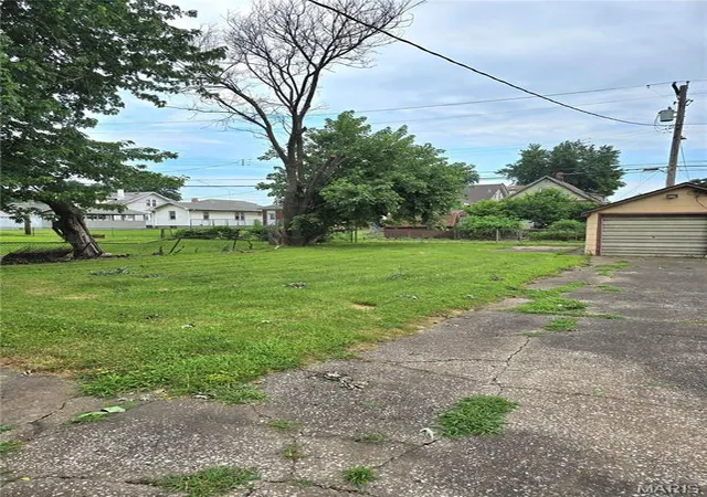 Homes for sale in Granite City, IL | 2327 E 25Th St, Granite City, IL 62040 | MLS# MIS26042618