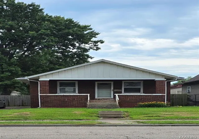 Homes for sale in Granite City, IL | 2424 Madison Ave, Granite City, IL 62040 | MLS# MIS26042622