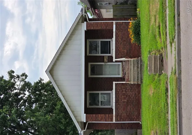 Homes for sale in Granite City, IL | 2424 Madison Ave, Granite City, IL 62040 | MLS# MIS26042622