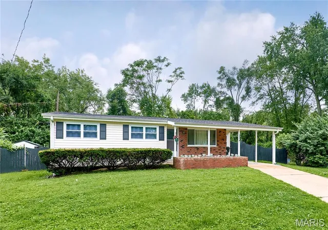 Photo 2 of Single family home for sale at 1800 Apple Blossom Ct, Florissant, MO 63031 | MLS# MIS26042628 | Listing updated on 2026-07-04