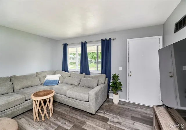 Photo 3 of Single family home for sale at 1800 Apple Blossom Ct, Florissant, MO 63031 | MLS# MIS26042628 | Listing updated on 2026-07-04