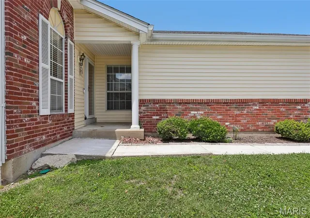 Photo 3 of Condo for sale at 16054 Rose Wreath Ln, Florissant, MO 63034 | MLS# MIS26042642 | Listing updated on 2026-08-12