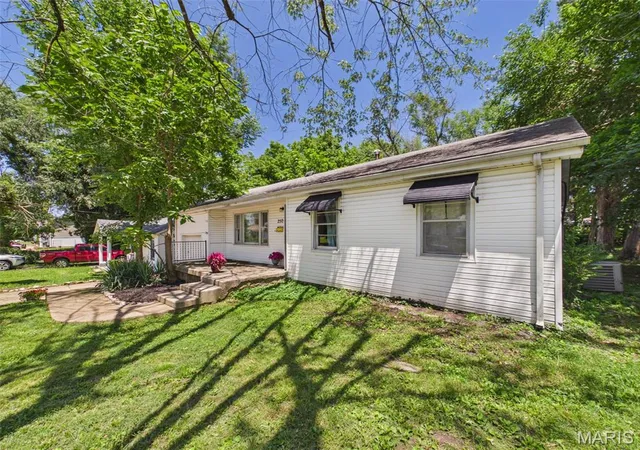 2nd image of 250 Sherman St, Lebanon, MO 65536 | MLS# MIS26042647