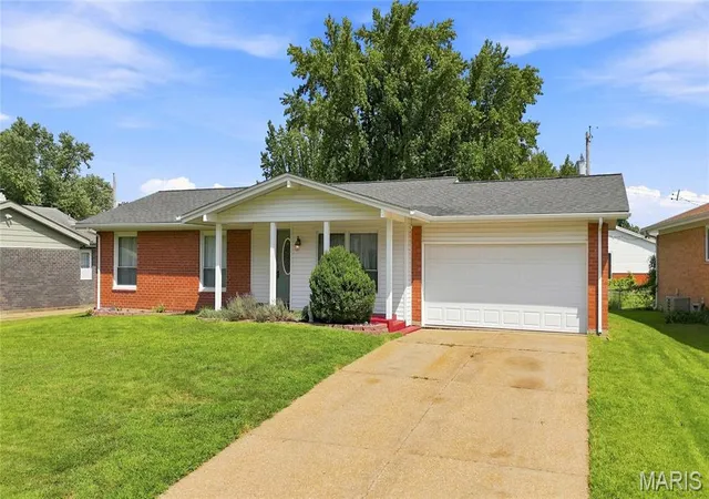 Photo 2 of Sale Pending at 2395 Wedgwood Dr, Florissant, MO 63033 | MLS# MIS26042652 | Listing updated on 2026-10-06