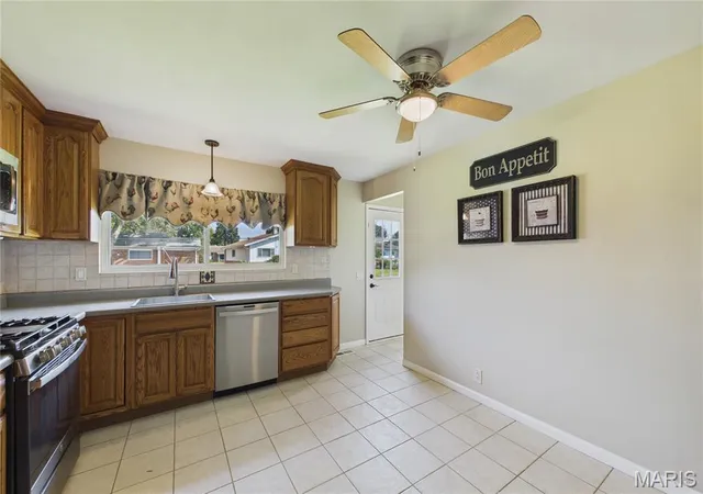 Photo 4 of Sale Pending at 2395 Wedgwood Dr, Florissant, MO 63033 | MLS# MIS26042652 | Listing updated on 2026-10-06