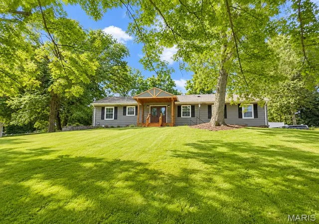 Photo 1 of Single family home for sale at 216 Hillsdale Dr, Ballwin, MO 63011 | MLS# MIS26042659 | Listing updated on 2026-08-28