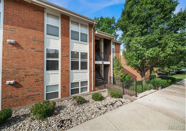 1st image of 1934 Greenpoint Dr #203, Saint Louis, MO 63122 | MLS# MIS26042692