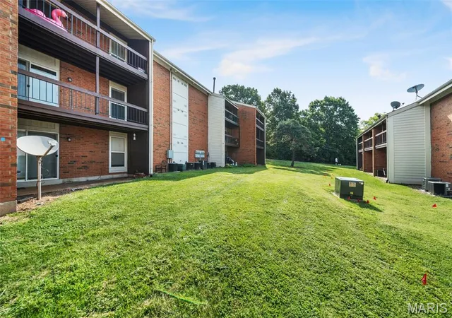 2nd image of 1934 Greenpoint Dr, Saint Louis, MO 63122