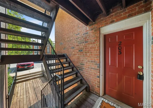 3rd image of 1934 Greenpoint Dr, Kirkwood, MO 63122