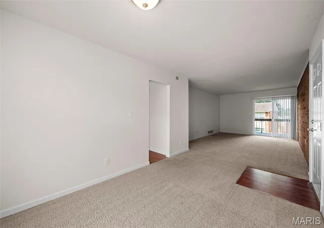 5th image of 1934 Greenpoint Dr, Kirkwood, MO 63122