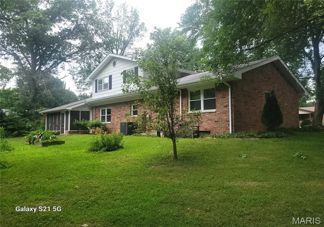 Photo 3 of Single family home for sale at 503 Westfield Dr, O Fallon, IL 62269 | MLS# MIS26042732 | Listing updated on 2026-09-01
