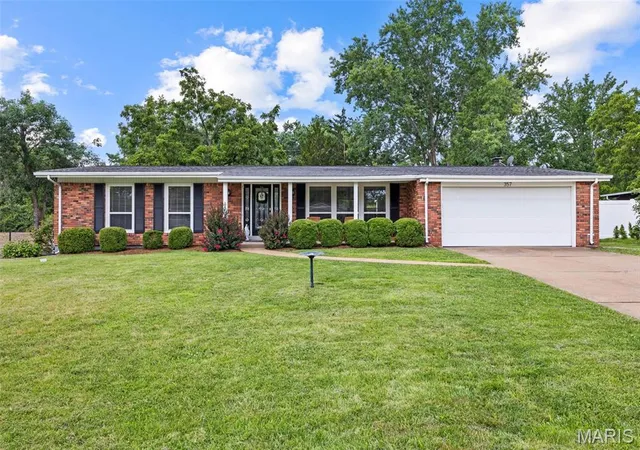 Homes for sale in Ballwin, MO | 357 Sudbury Ln, Ballwin, MO 63011 | MLS# MIS26042743