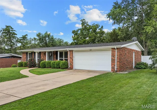 Homes for sale in Ballwin, MO | 357 Sudbury Ln, Ballwin, MO 63011 | MLS# MIS26042743
