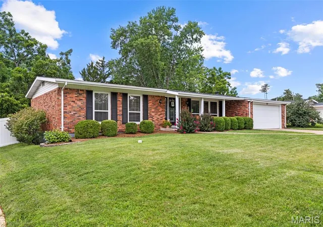 Homes for sale in Ballwin, MO | 357 Sudbury Ln, Ballwin, MO 63011 | MLS# MIS26042743