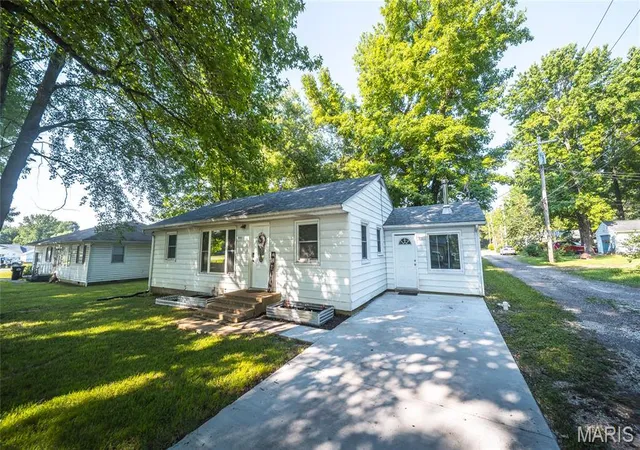 Homes for sale in St James, MO | 309 N Jackson St, St James, MO 65559 | MLS# MIS26042757