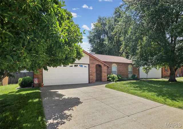 Photo 2 of Sale Pending at 216 Botanical Dr, Belleville, IL 62226 | MLS# MIS26042771 | Listing updated on 2026-09-21