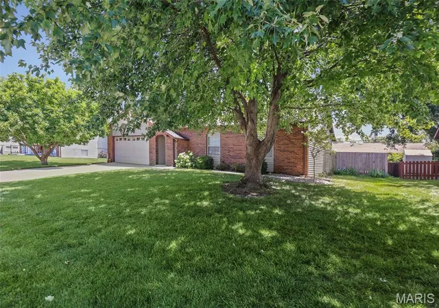 Photo 3 of Sale Pending at 216 Botanical Dr, Belleville, IL 62226 | MLS# MIS26042771 | Listing updated on 2026-09-21