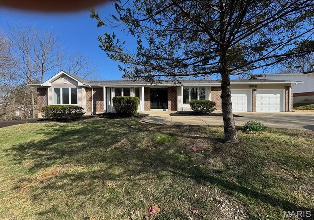 Homes for sale in Creve Coeur, MO | 924 Fernview Dr, Creve Coeur, MO 63141 | MLS# MIS26042779