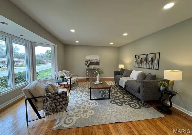 Homes for sale in Creve Coeur, MO | 924 Fernview Dr, Creve Coeur, MO 63141 | MLS# MIS26042779