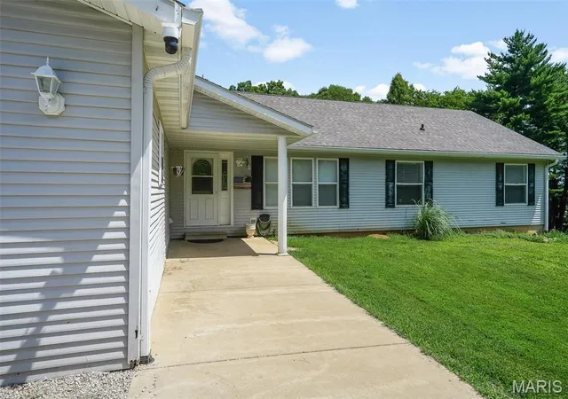 Homes for sale in Grafton, IL | 16021 Pellikan Ln, Grafton, IL 62037 | MLS# MIS26042789
