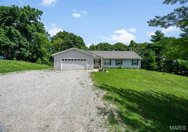 Homes for sale in Grafton, IL | 16021 Pellikan Ln, Grafton, IL 62037 | MLS# MIS26042789
