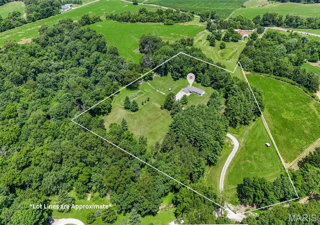 Homes for sale in Grafton, IL | 16021 Pellikan Ln, Grafton, IL 62037 | MLS# MIS26042789