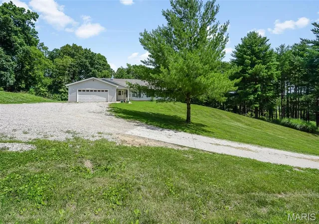 Homes for sale in Grafton, IL | 16021 Pellikan Ln, Grafton, IL 62037 | MLS# MIS26042789