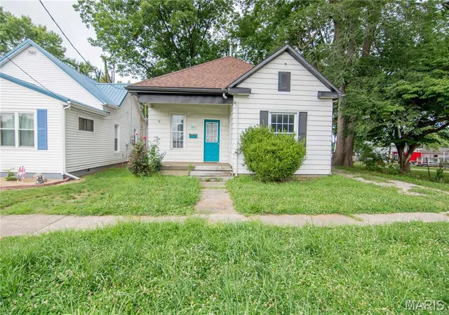 1st image of 407 N 8th St, Vandalia, IL 62471 | MLS# MIS26042799