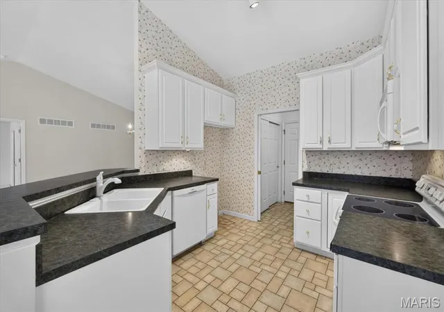 Photo 4 of Sale Pending at 51 Huntgate Dr #9A, Saint Peters, MO 63376 | MLS# MIS26042802 | Listing updated on 2026-09-03