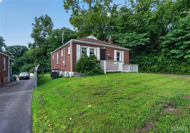 Photo 2 of Single family home for sale at 334 Northridge Dr, St Louis, MO 63137 | MLS# MIS26042805 | Listing updated on 2026-10-23