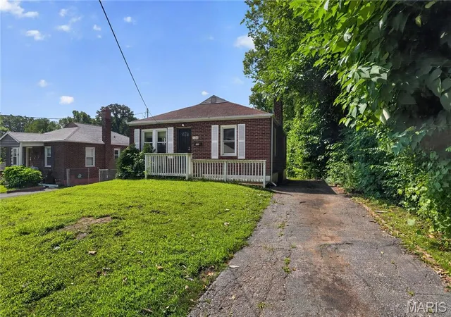 Photo 3 of Single family home for sale at 334 Northridge Dr, St Louis, MO 63137 | MLS# MIS26042805 | Listing updated on 2026-10-23