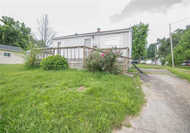1st image of 415 N Locust St, Vandalia, IL 62471 | MLS# MIS26042807